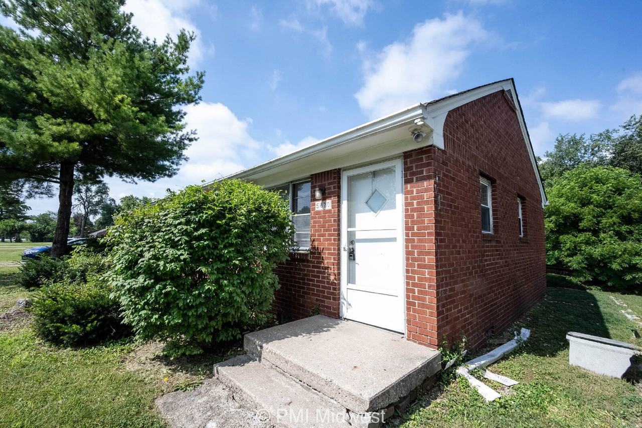 5820 Grandview Dr - Photo 2 of 24