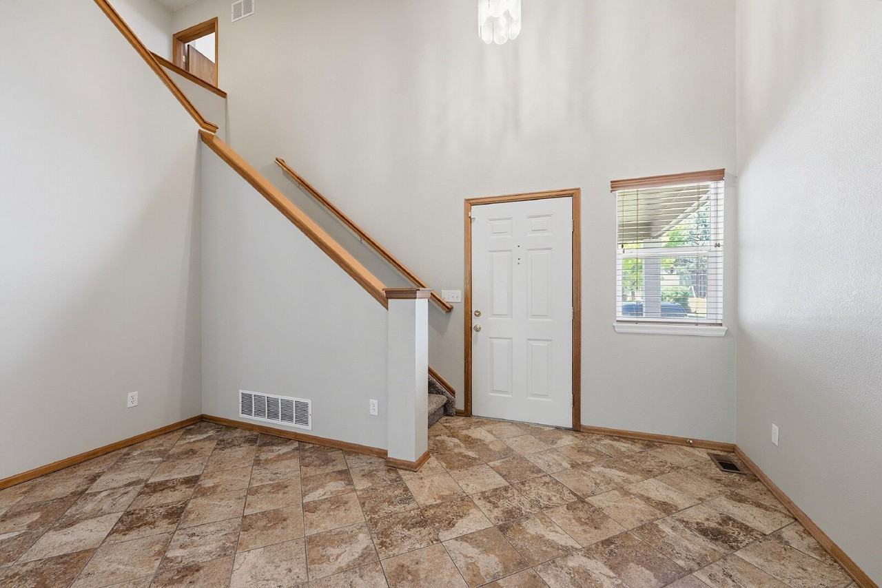 17624 Peyton Dr - Photo 4 of 38