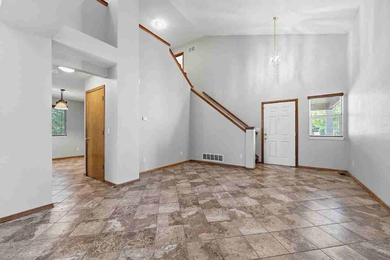 17624 Peyton Dr - Photo 6 of 38