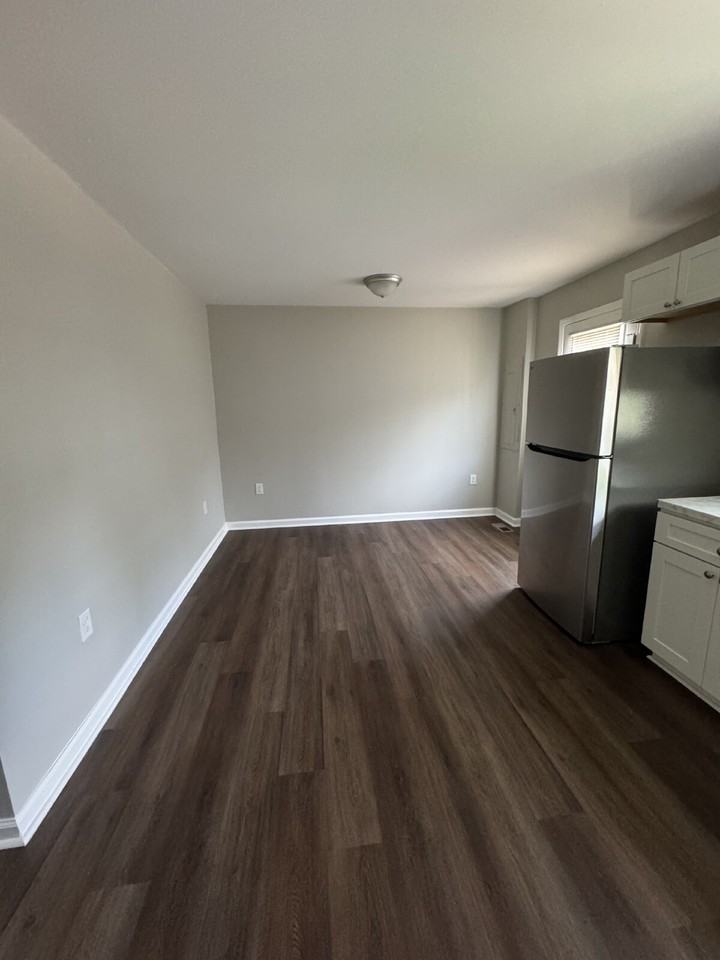 1754 Meadowbrook Ter #B - Photo 3 of 9