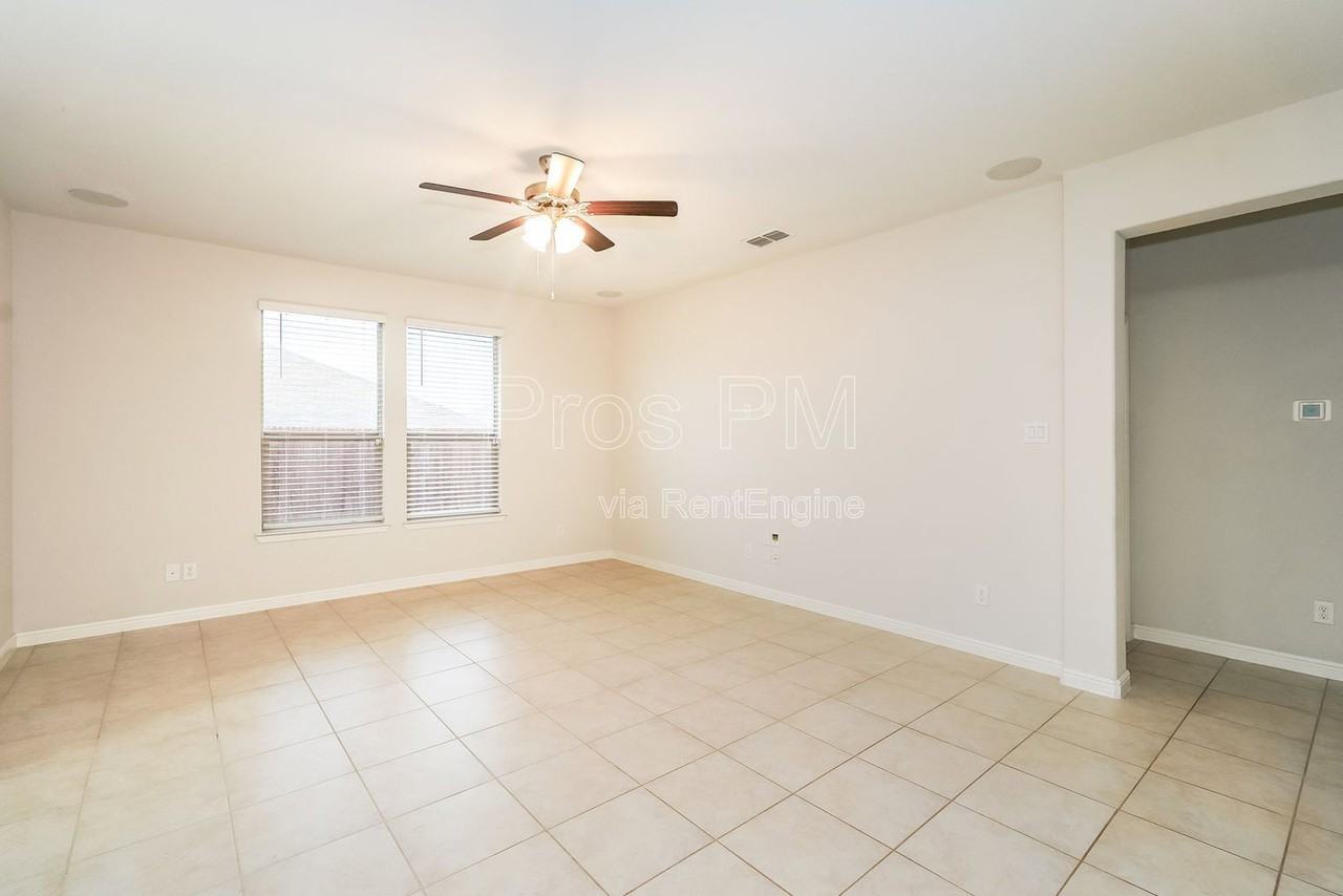 1016 Napier Way - Photo 4 of 23