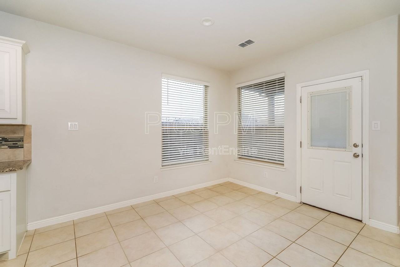 1016 Napier Way - Photo 6 of 23