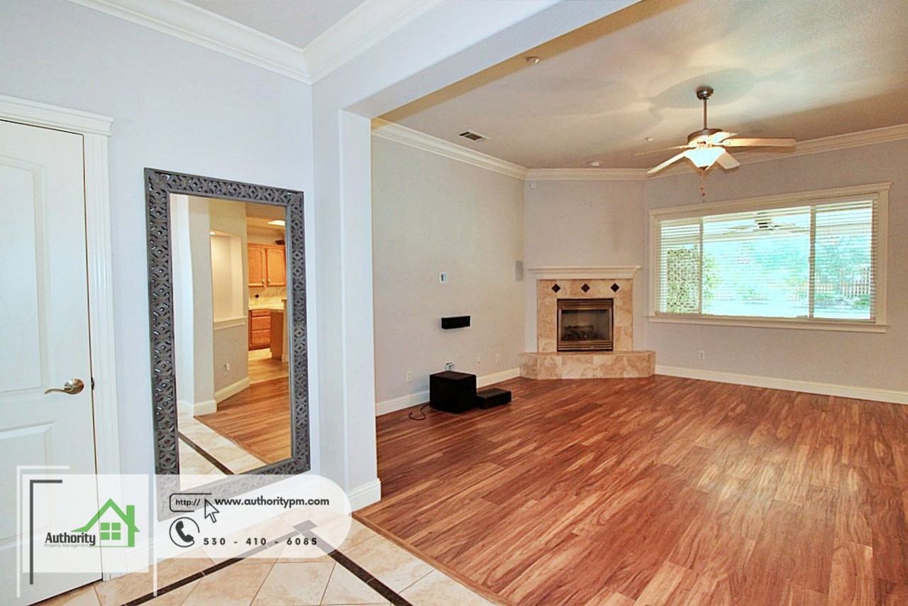 2052 Hedgerow Ave - Photo 4 of 26