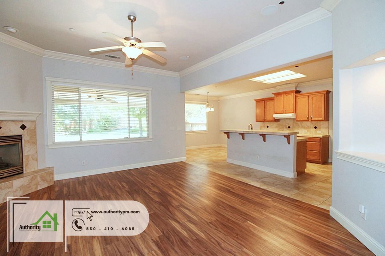 2052 Hedgerow Ave - Photo 5 of 26
