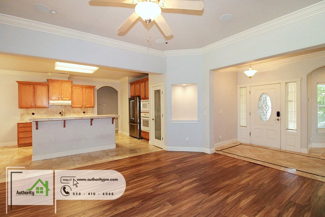 2052 Hedgerow Ave - Photo 6 of 26