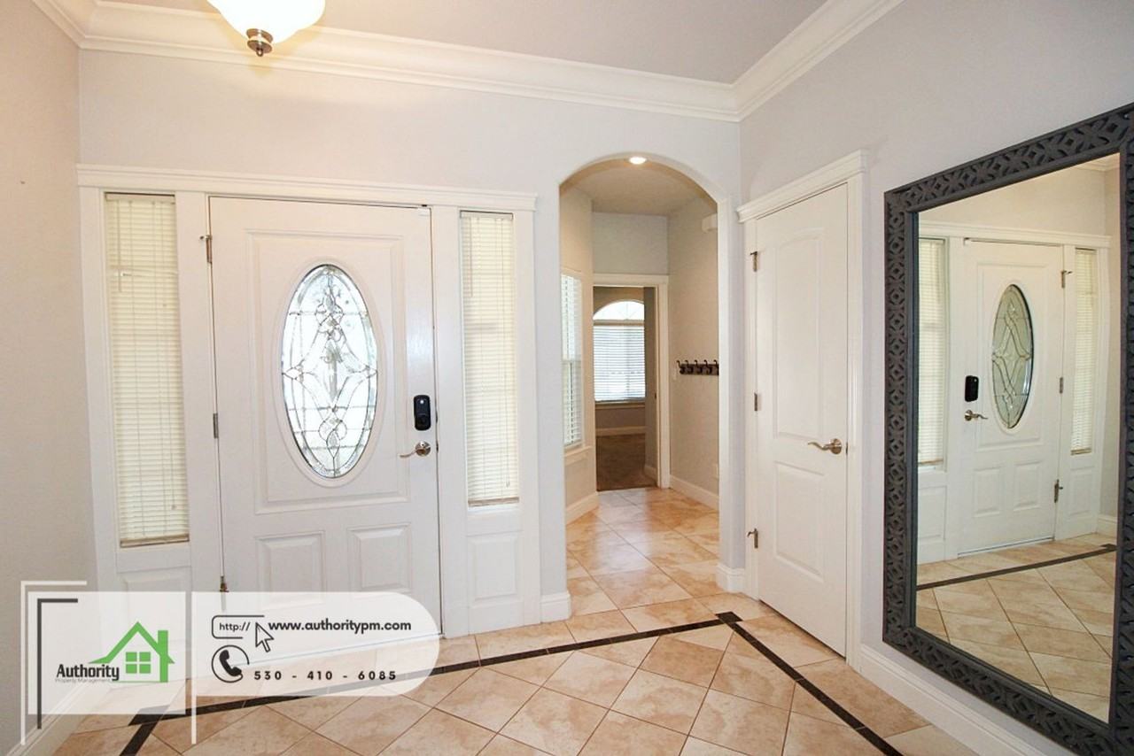 2052 Hedgerow Ave - Photo 7 of 26