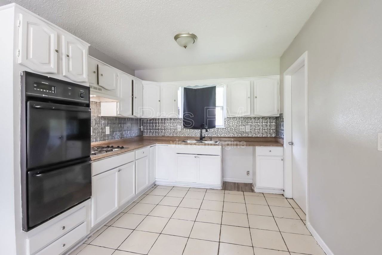11235 Lemond Dr - Photo 5 of 16