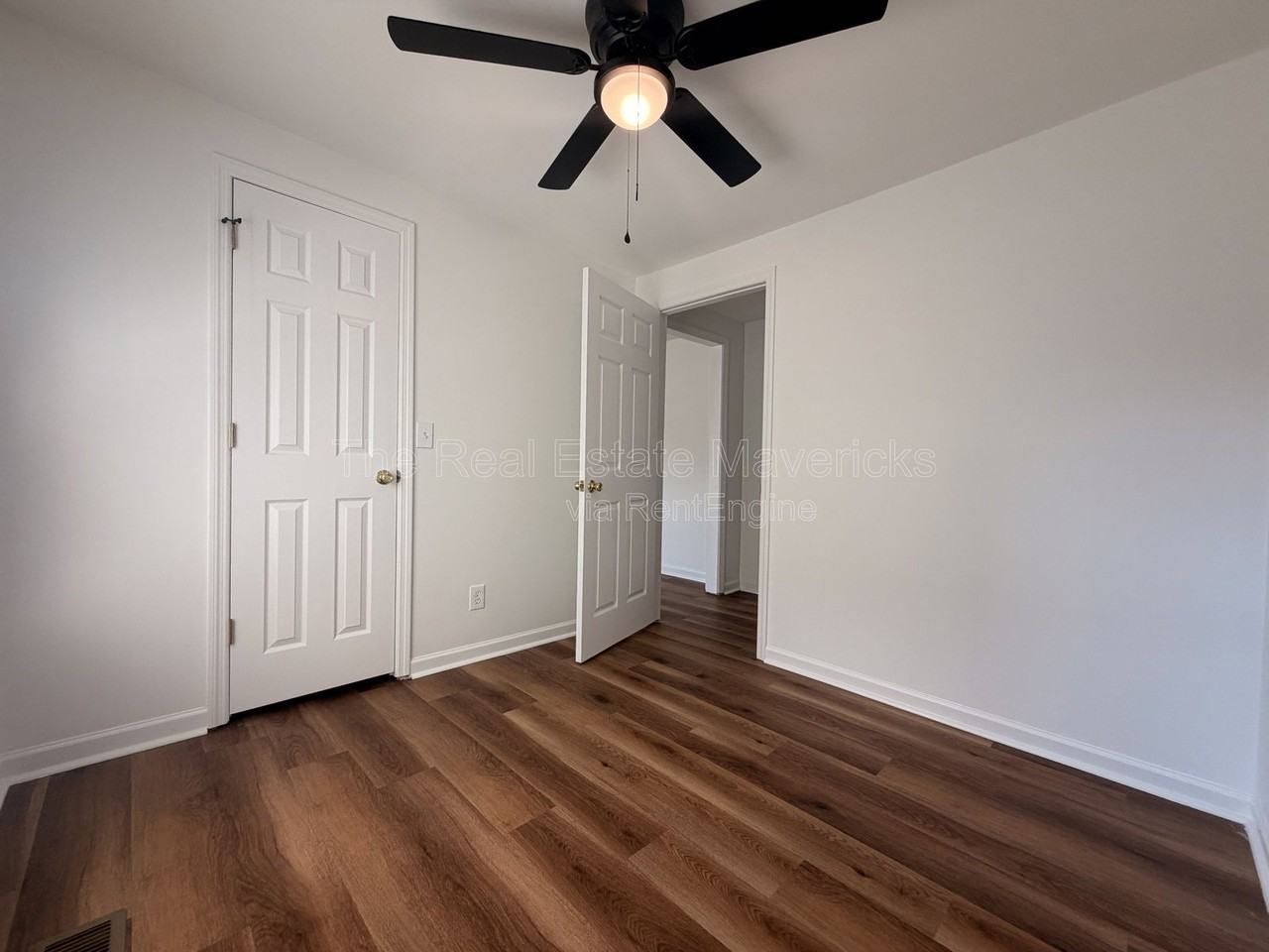 1080 E Elmwood Dr - Photo 6 of 9