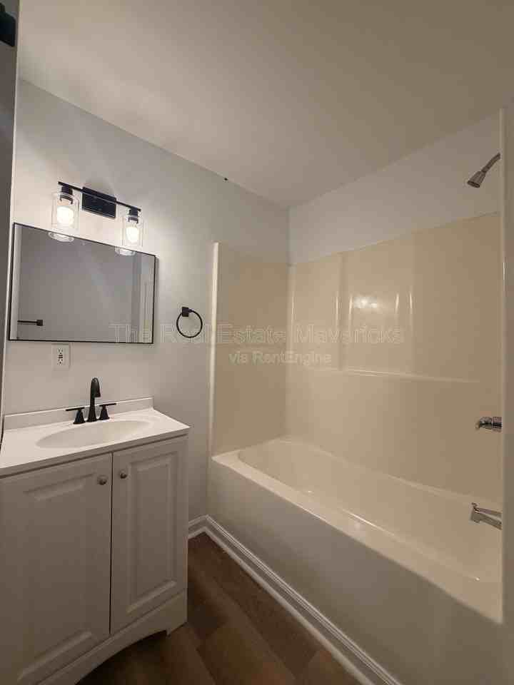 1080 E Elmwood Dr - Photo 7 of 9