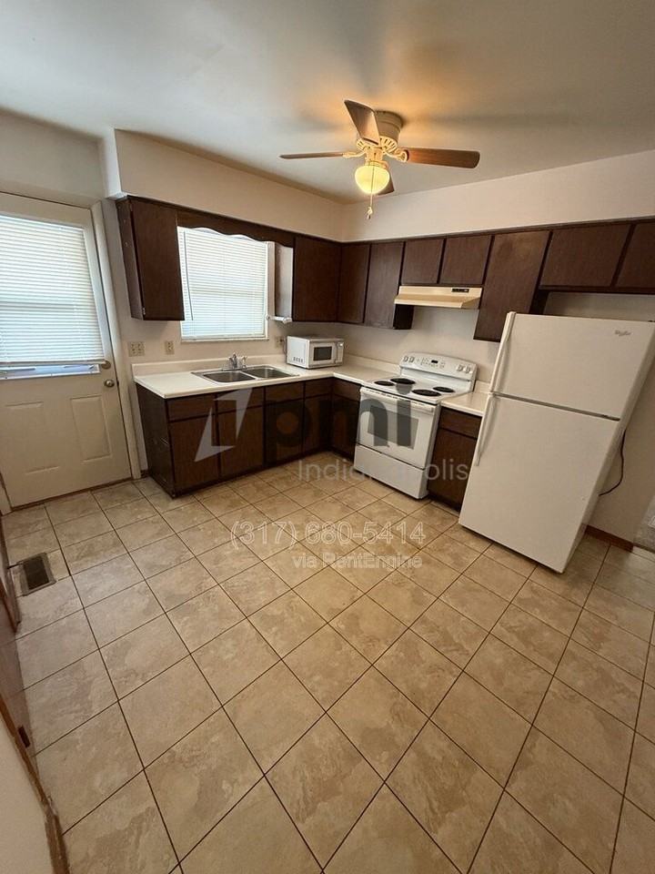 232 S Green St #A - Photo 5 of 26