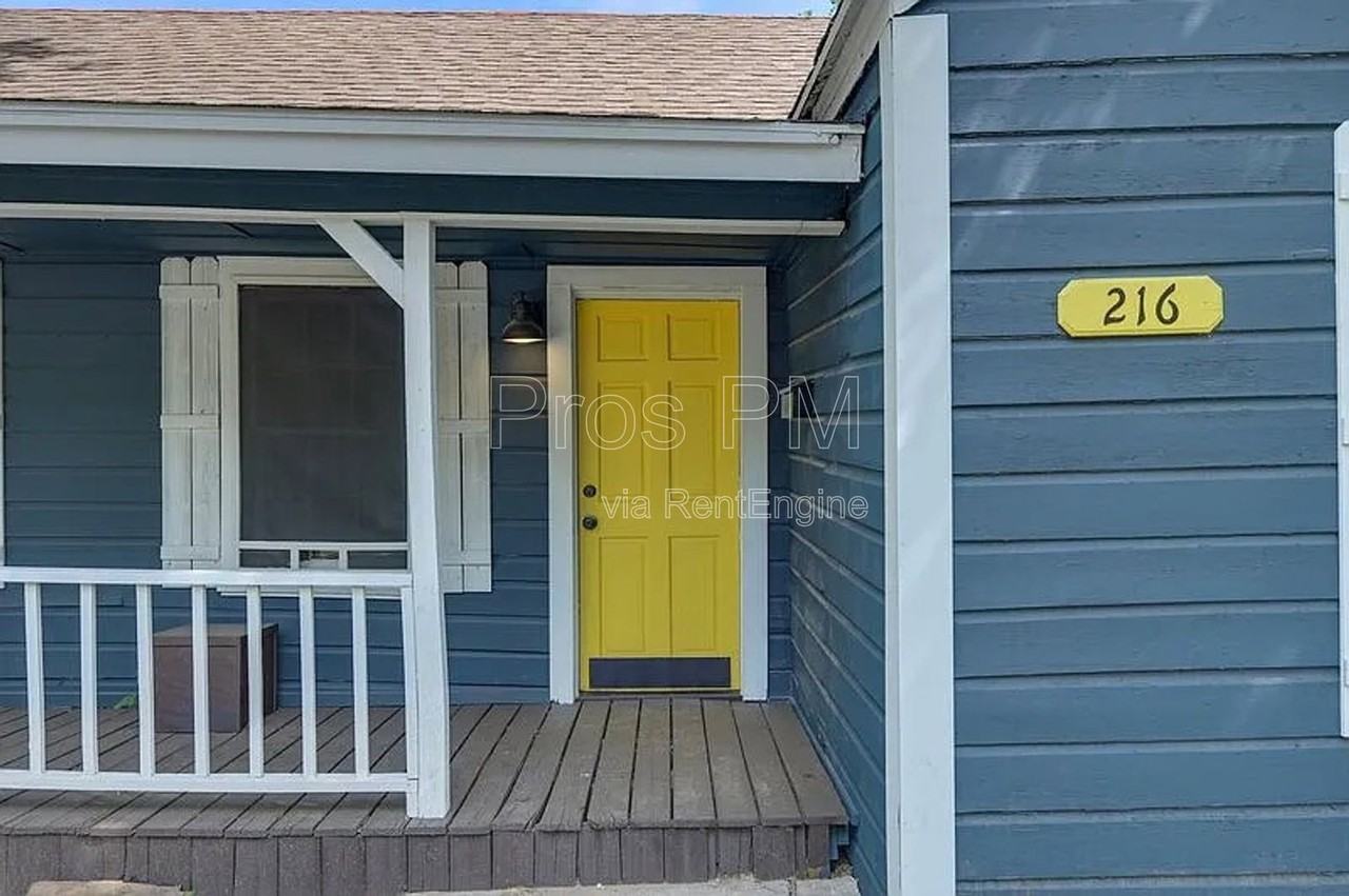 216 E Division St - Photo 2 of 18