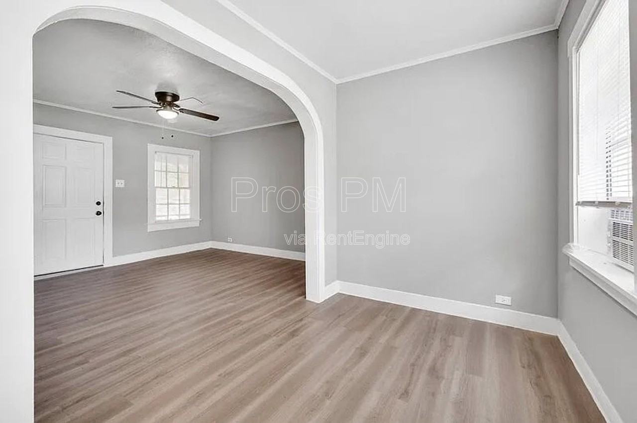 216 E Division St - Photo 4 of 18
