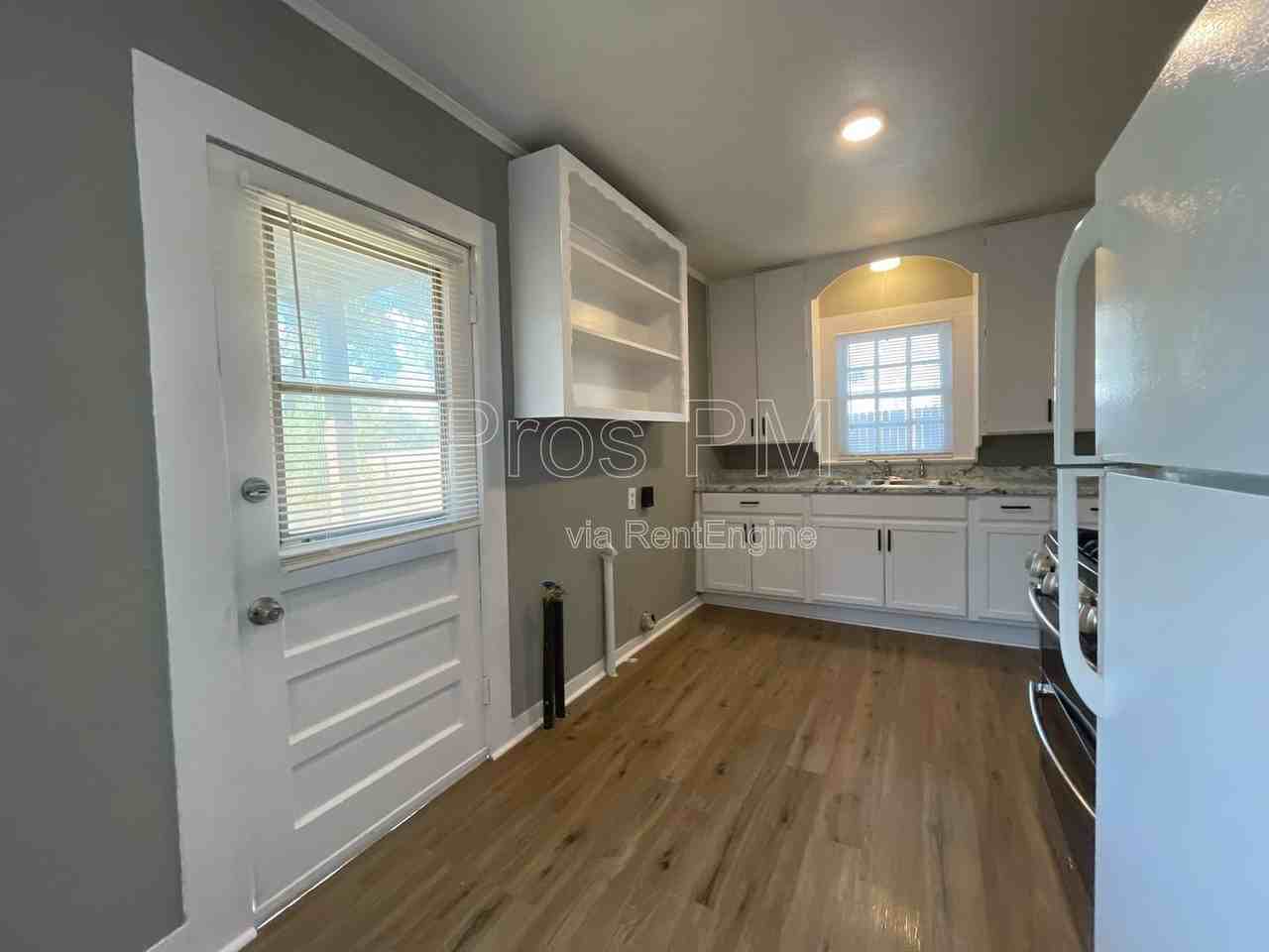 216 E Division St - Photo 5 of 18