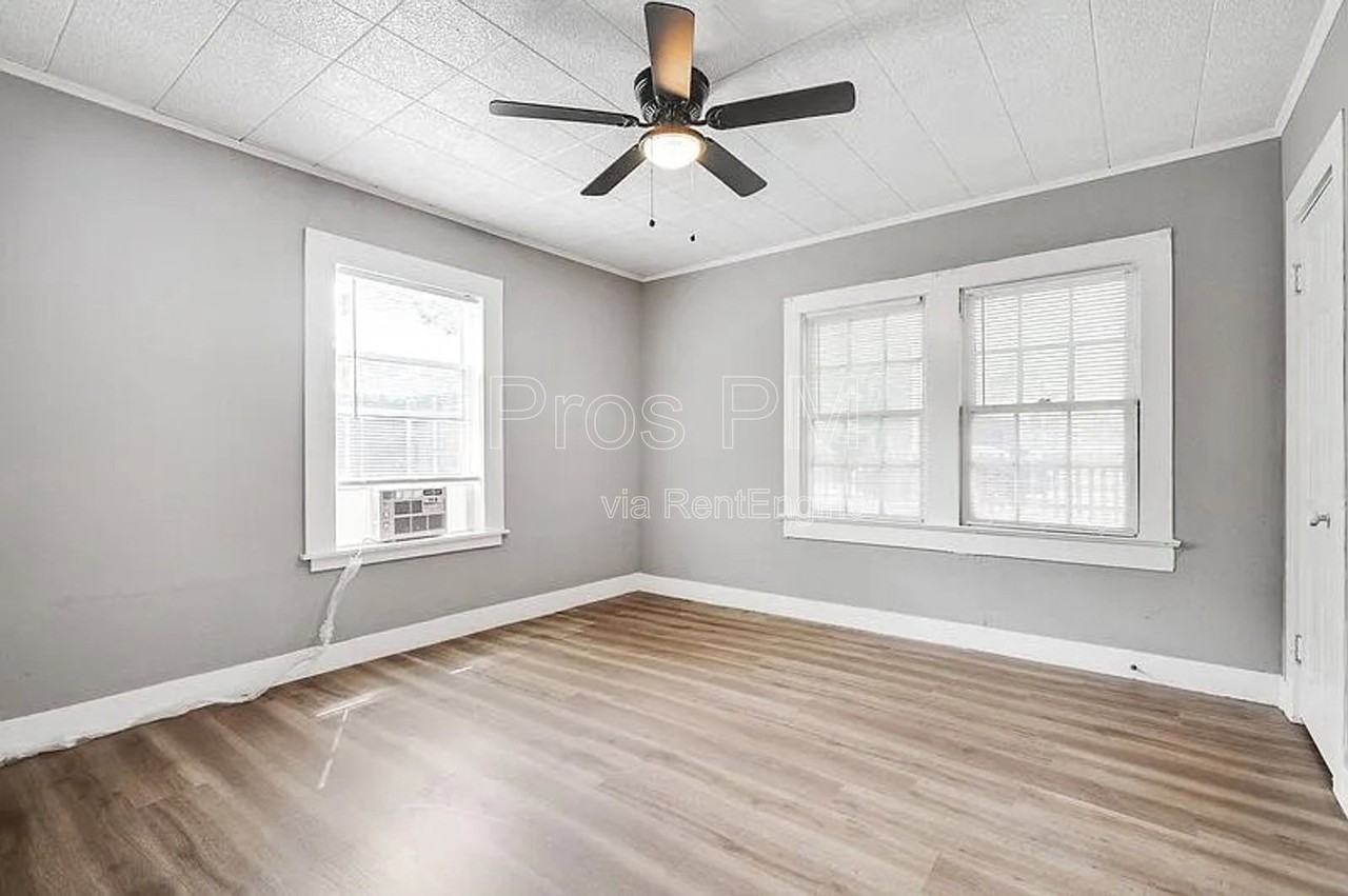 216 E Division St - Photo 6 of 18