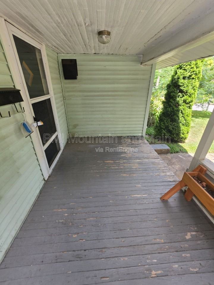 161 Logan Ave - Photo 6 of 41