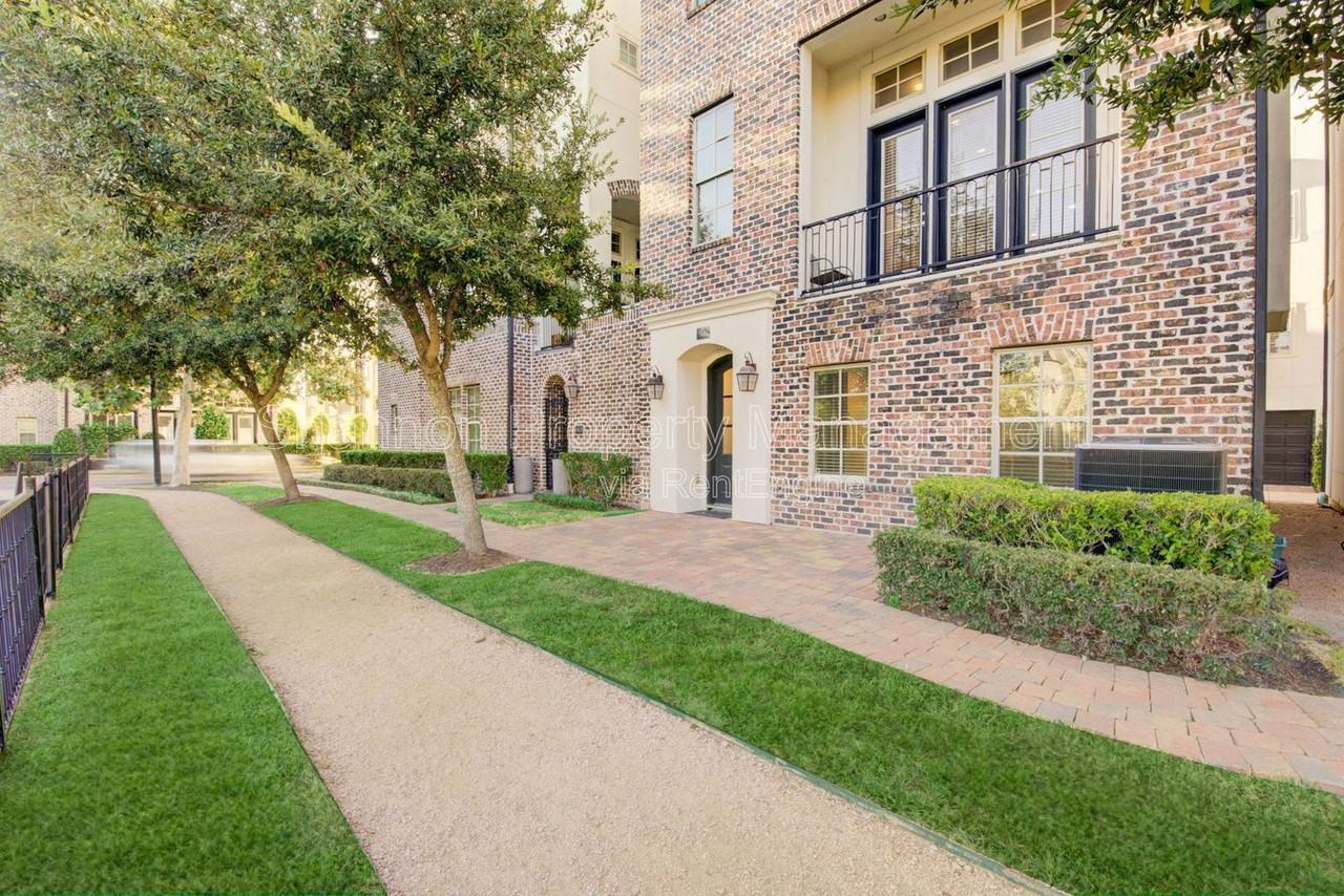 9627 Fannin Sta W - Photo 2 of 20