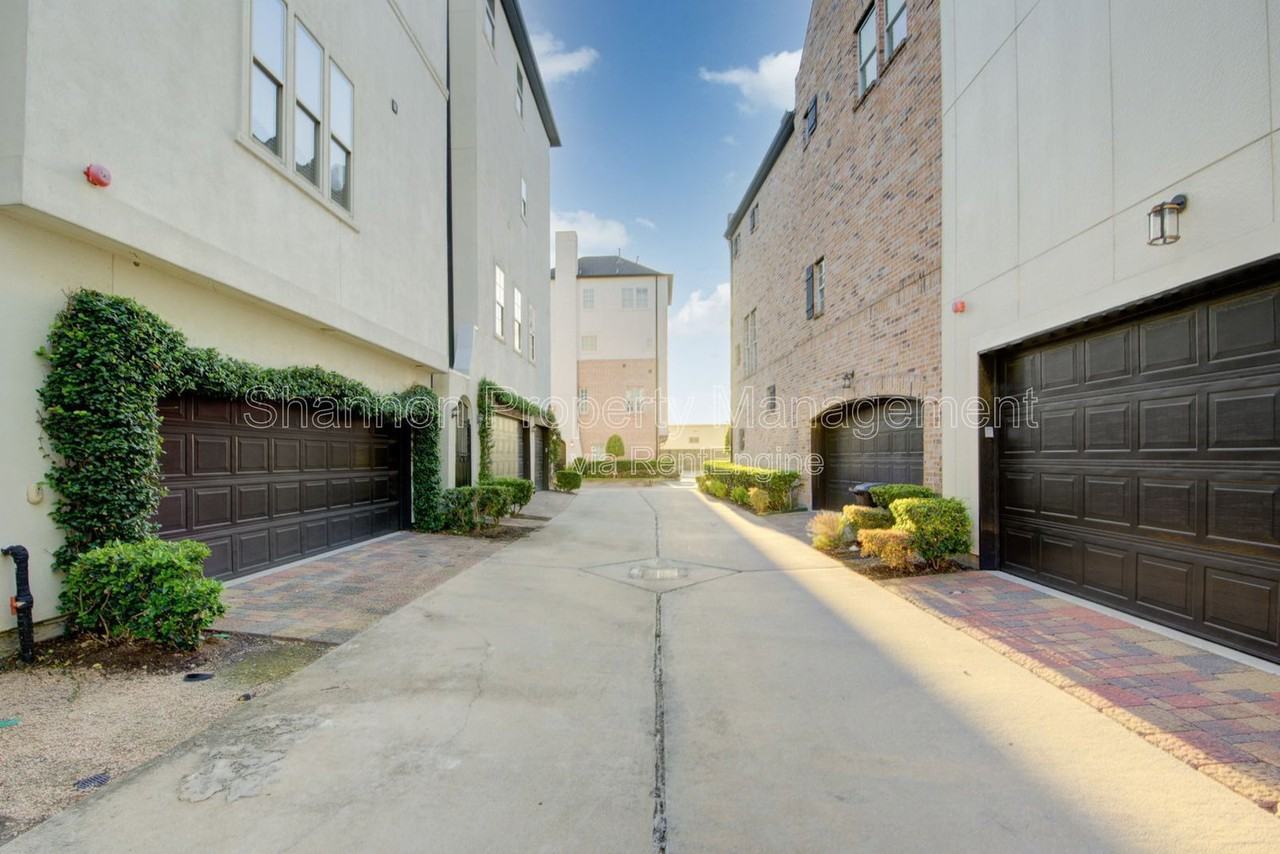 9627 Fannin Sta W - Photo 3 of 20