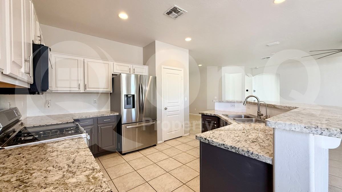 1674 E Aloe Pl - Photo 3 of 20