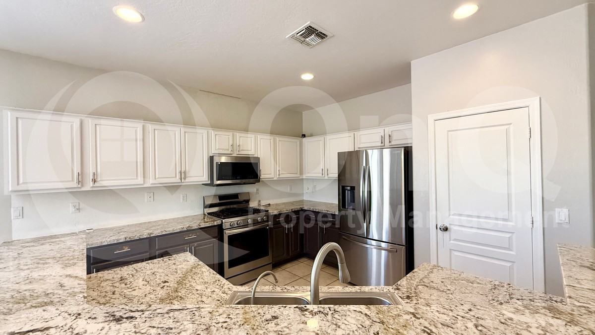 1674 E Aloe Pl - Photo 4 of 20