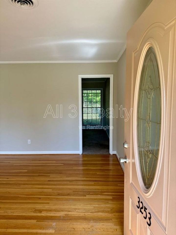 3253 Windwood Dr - Photo 4 of 32