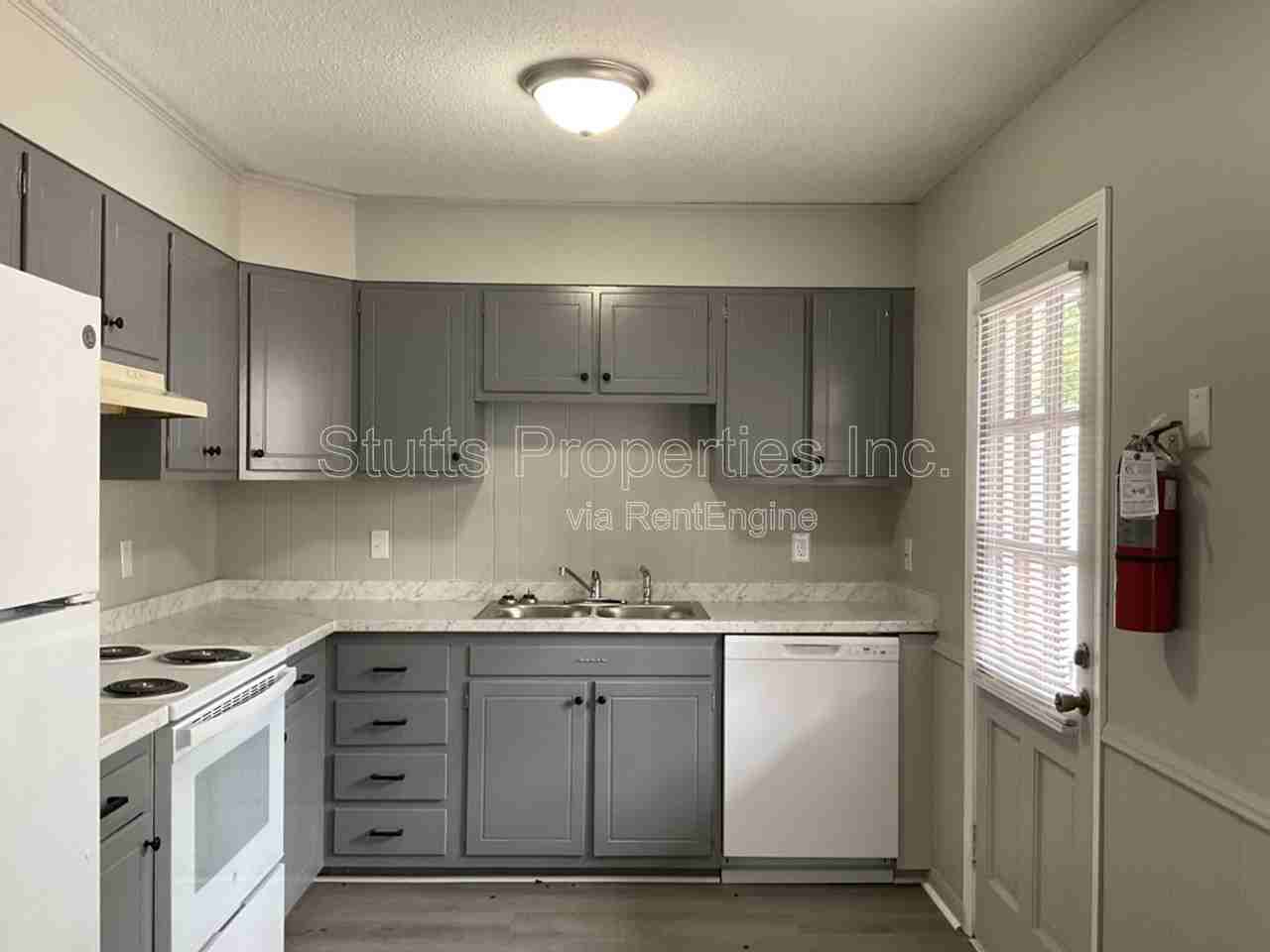 1975 Darby Dr #D2 - Photo 2 of 3