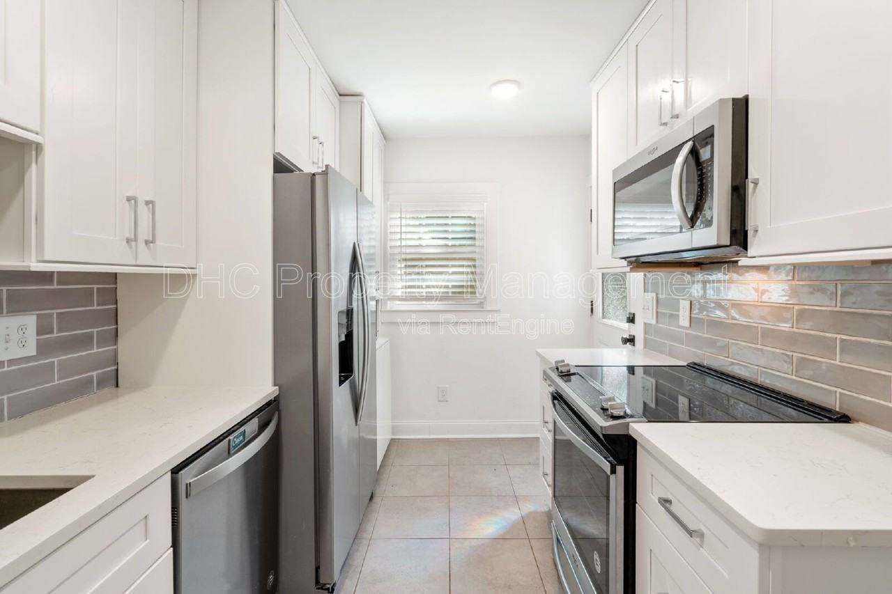 402 S Columbia Dr #B - Photo 4 of 11
