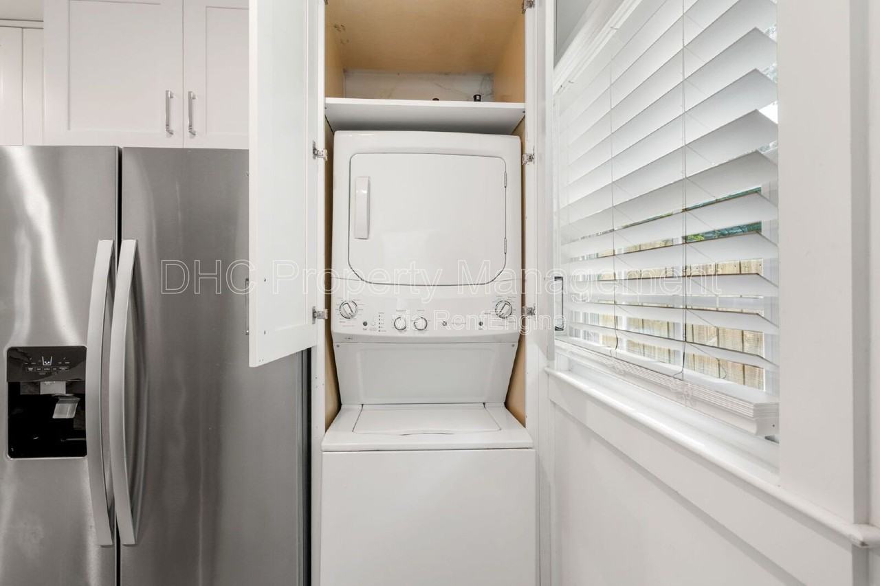 402 S Columbia Dr #B - Photo 5 of 11