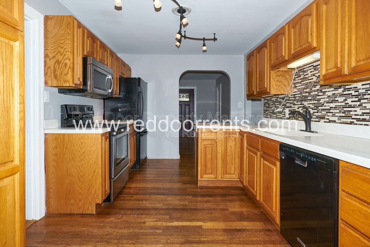 385 W Hawthorne St - Photo 2 of 31