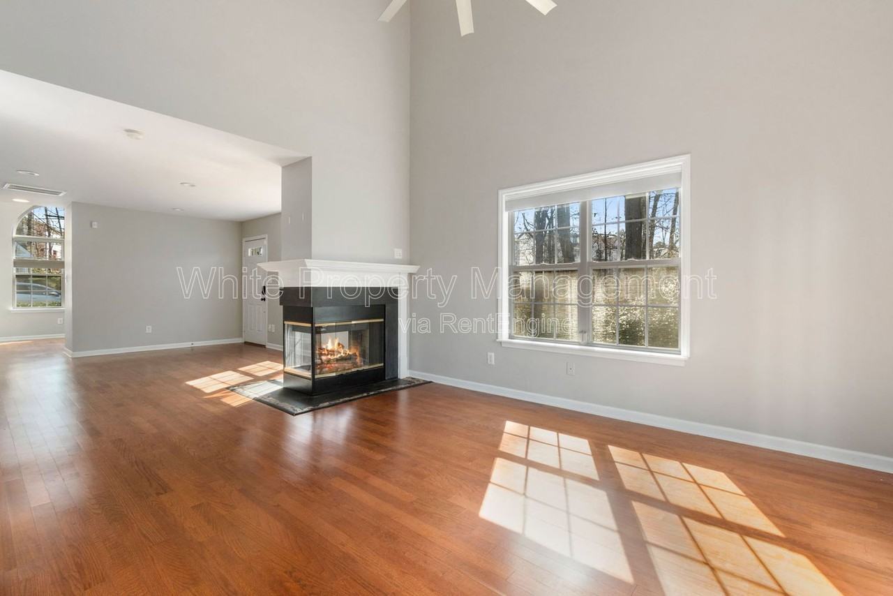 8401 Southgate Commons Dr - Photo 5 of 19