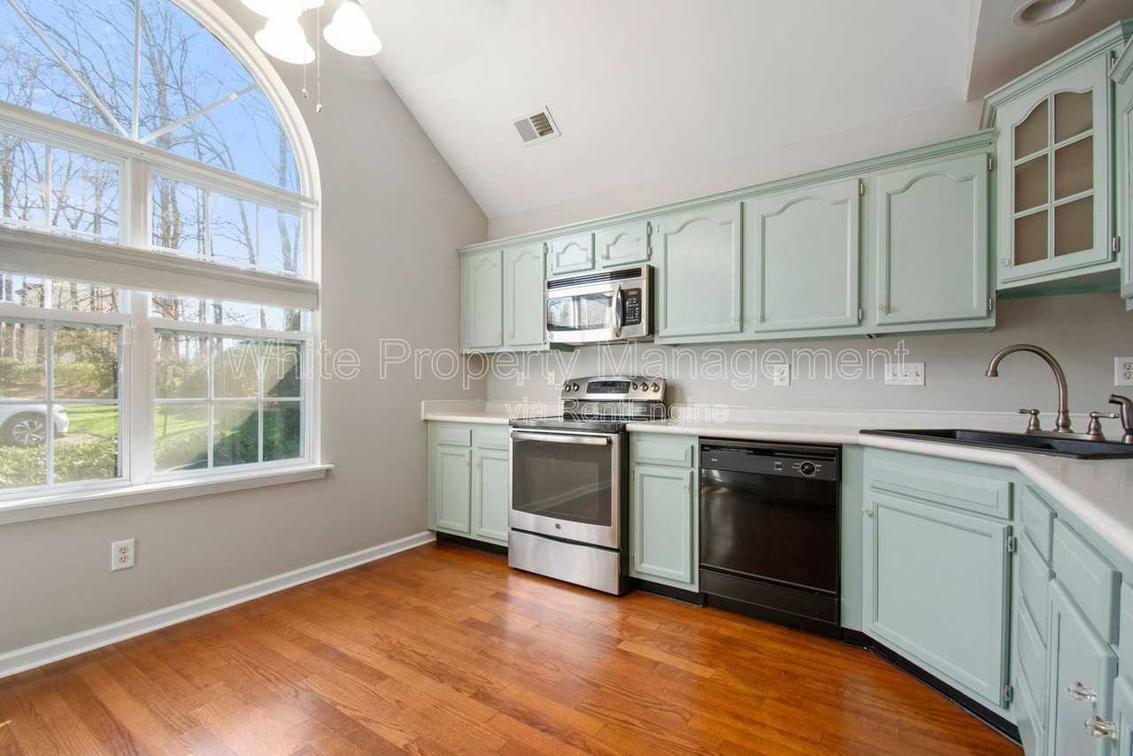 8401 Southgate Commons Dr - Photo 6 of 19