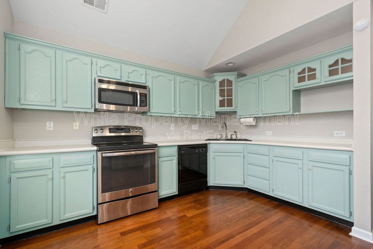 8401 Southgate Commons Dr - Photo 7 of 19