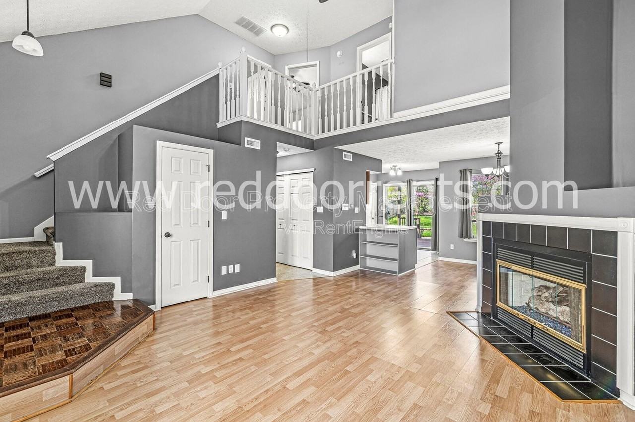 1522 Lake Point Ln N - Photo 3 of 31