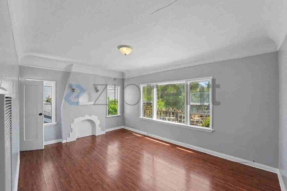 2633 E 56th St #5 - Photo 5 of 17