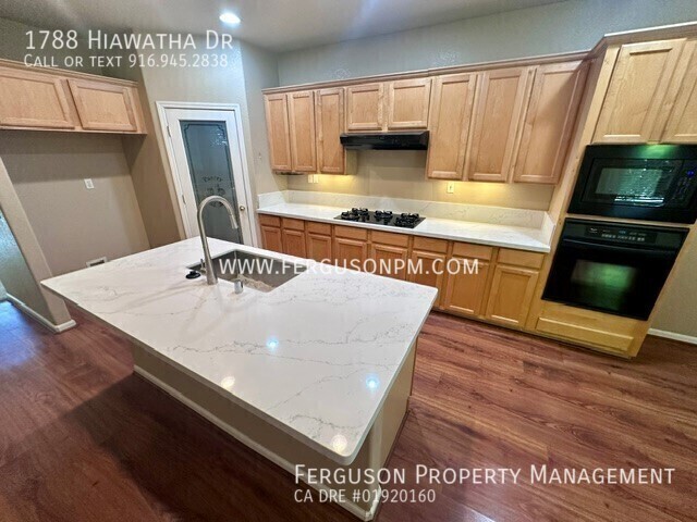 1788 Hiawatha Dr - Photo 6 of 24