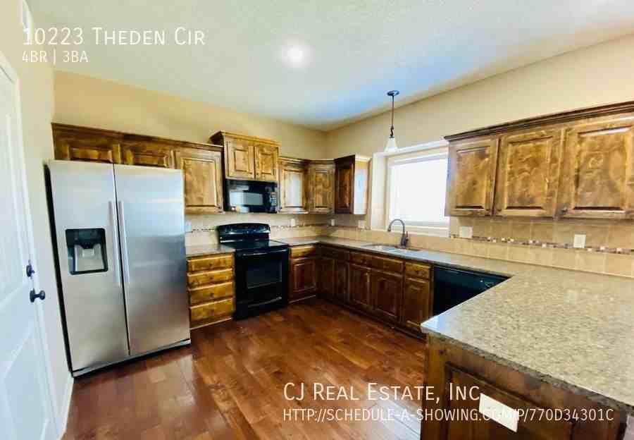 10223 Theden Cir - Photo 3 of 11