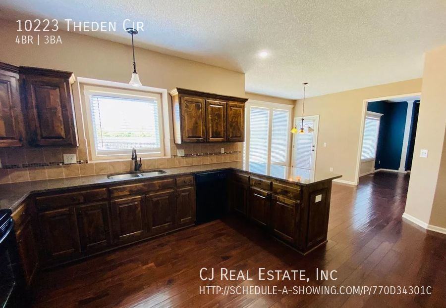 10223 Theden Cir - Photo 4 of 11
