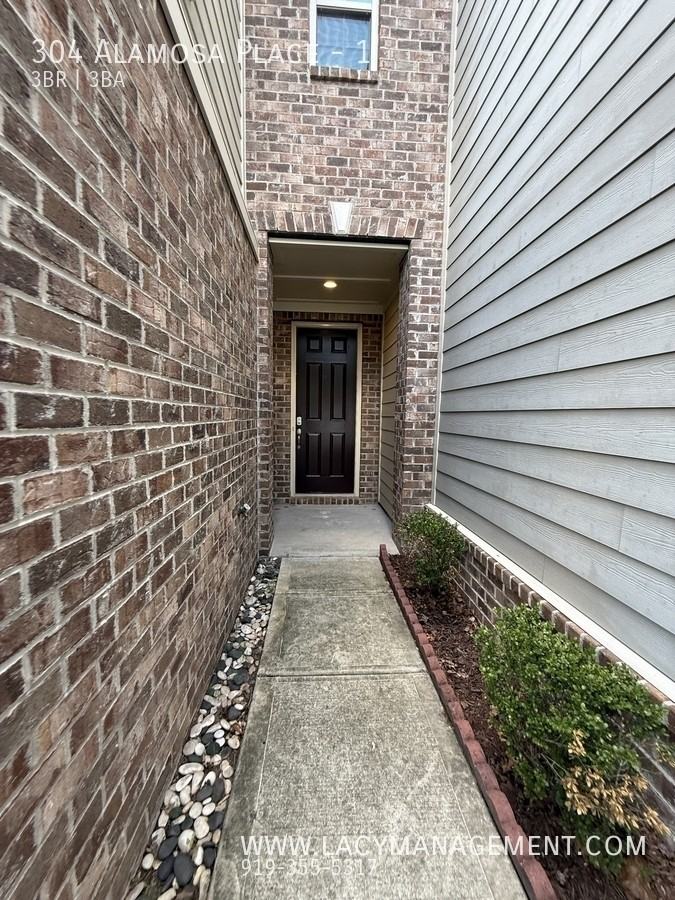 304 Alamosa Pl - Photo 2 of 31
