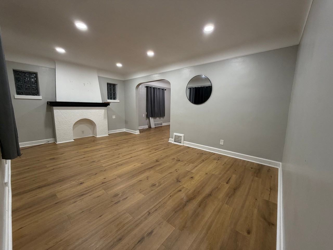 9850 Yorkshire Rd - Photo 2 of 10