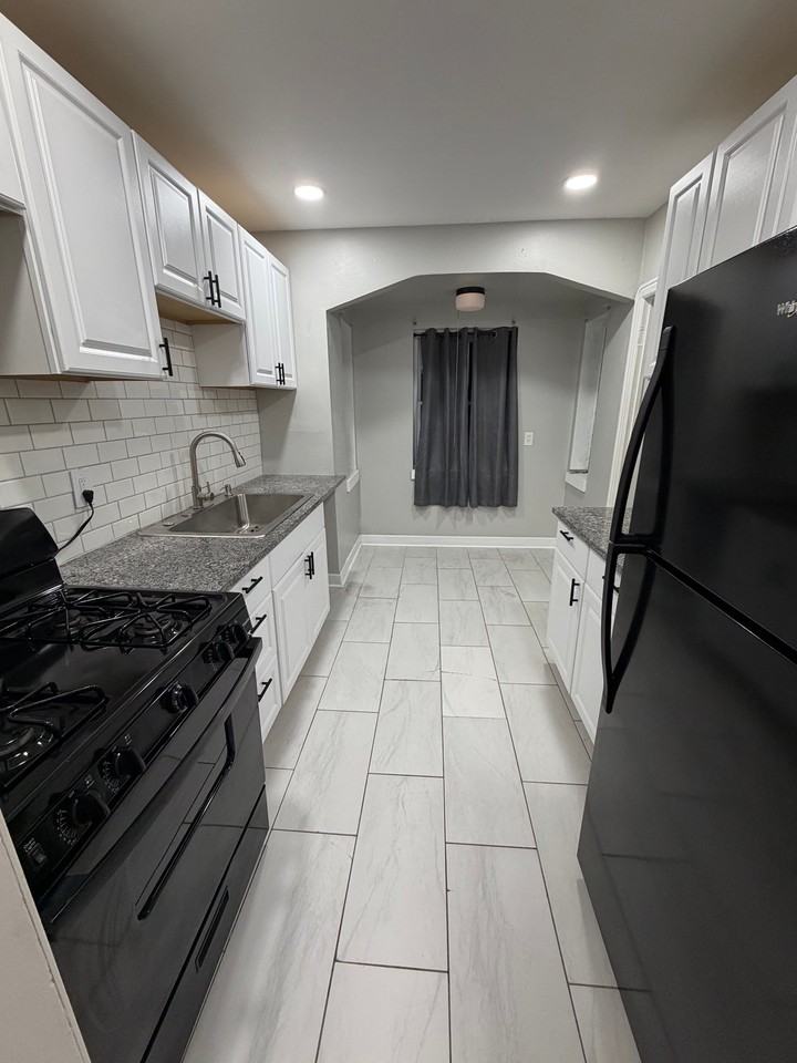 9850 Yorkshire Rd - Photo 4 of 10