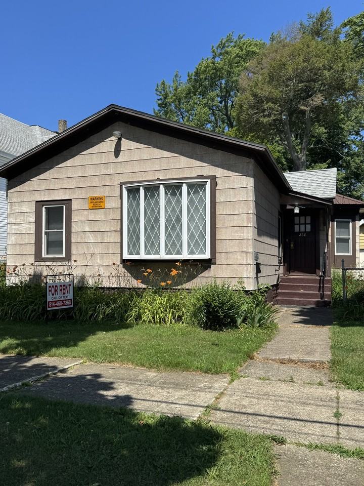 252 W 3rd St