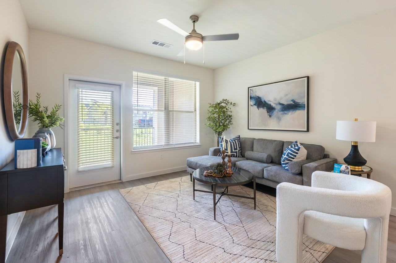 901 Rendon - Photo 4 of 148