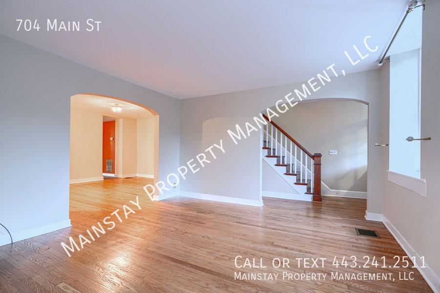 704 Main St - Photo 4 of 28