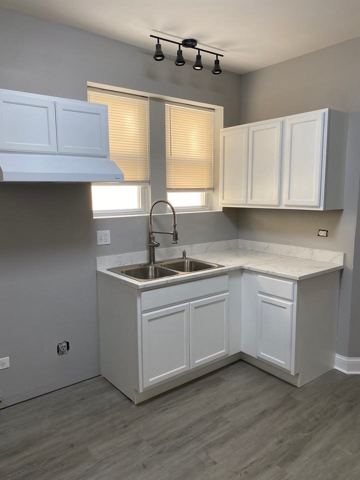 7836 S East End Ave - Photo 6 of 11