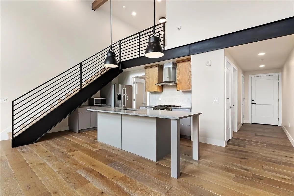 810 E St #203 - Photo 3 of 10