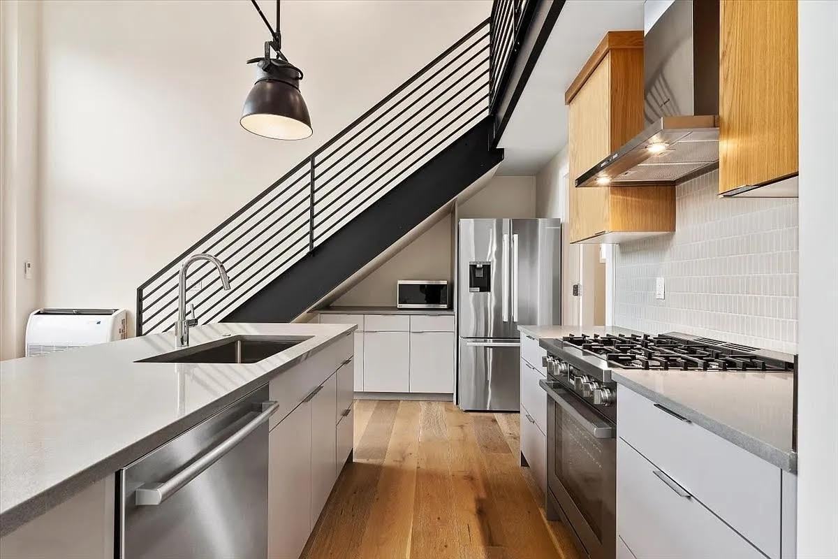 810 E St #203 - Photo 4 of 10