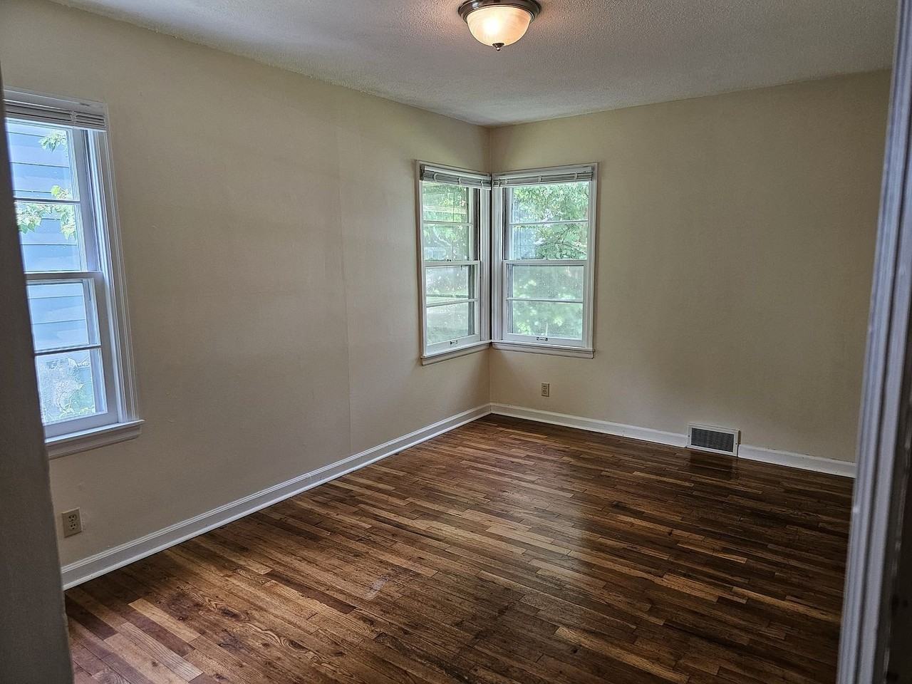 3814 42nd St - Photo 2 of 5
