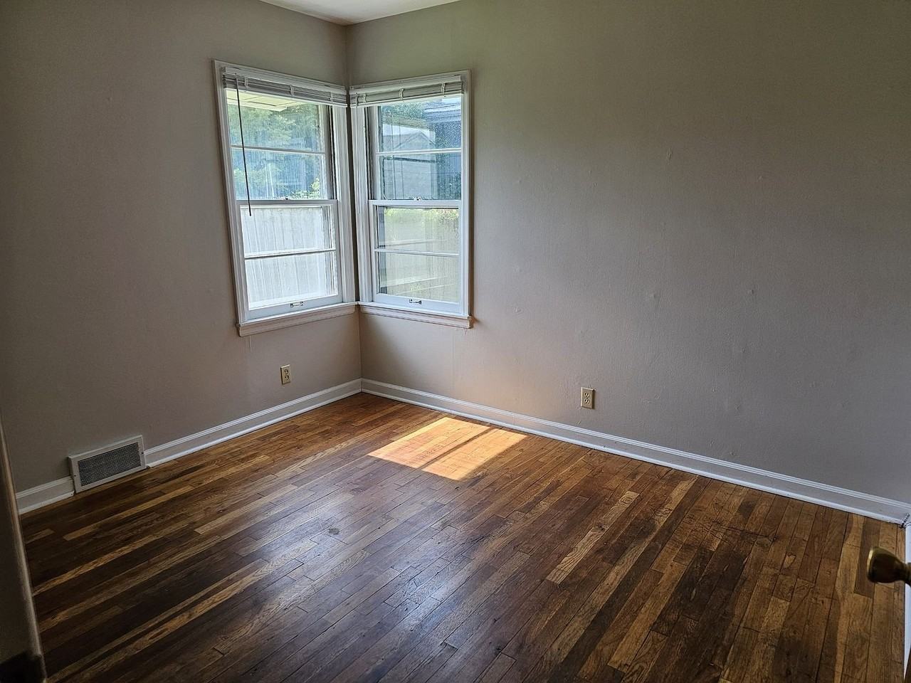 3814 42nd St - Photo 4 of 5