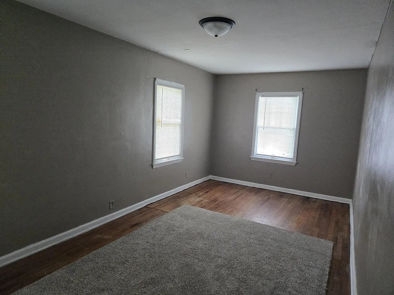 2047 Beverly Pl - Photo 2 of 9