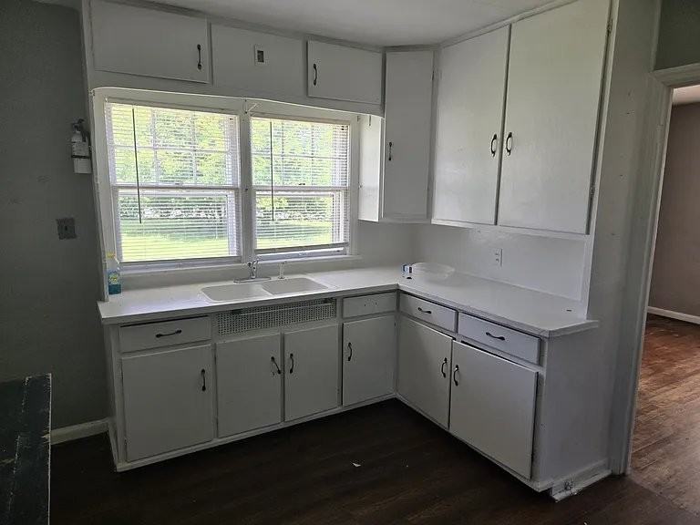 2047 Beverly Pl - Photo 3 of 9