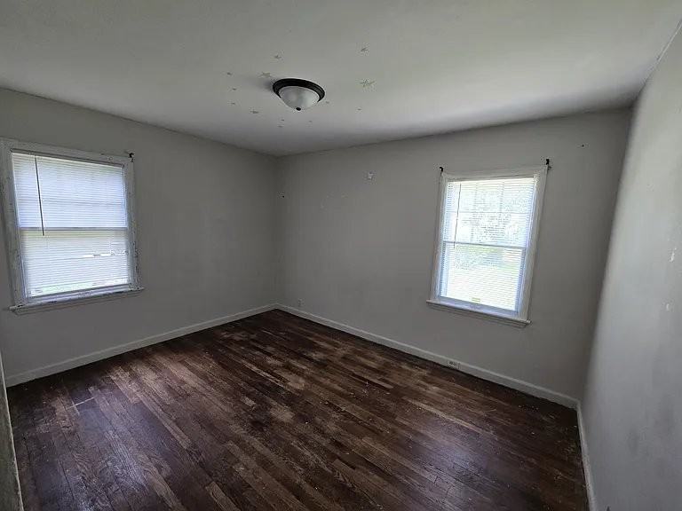 2047 Beverly Pl - Photo 4 of 9